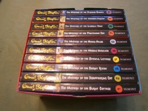 TEN CLASSICS BY ENID BLYTON CONTAINING THE MYSTERIES OF BURNT COTTAGE, DISOPPEARING CAT, SECRET ROOM, SPITEFUL LETTERS, MISSING NECKLACE, HIDDEN HOUSE, PANTOMIME CAT, INVISIBLE THIEF, VANISHED PRINCE, AND THE STRANGE BUNDLE