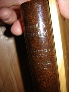 English KJV Holy Bible with Olive Wood Cover from Jerusalem / Red Letter Special Edition for the Visitor to the Holy Land with photographs / Printed in Israel